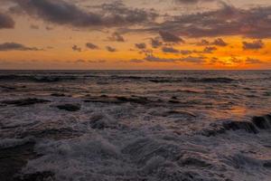 zee strand Bij zonsondergang in Indonesië foto