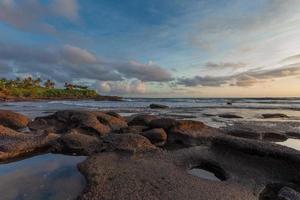 zee strand Bij zonsondergang in Indonesië foto