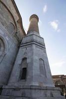 de minaret van de ulucami moskee in slijmbeurs, kalkoen. de moskee is de grootste moskee in slijmbeurs. foto