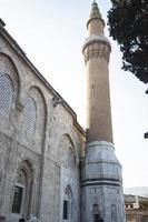 minaret van ulucami moskee in slijmbeurs, kalkoen. de moskee is de grootste moskee in slijmbeurs. foto