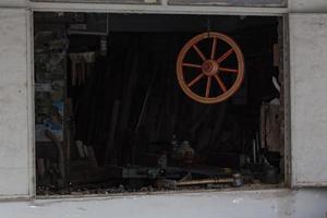 houten kar, traditioneel landelijk vervoer, historisch voorwerpen, antiek houten wagon wielen, kleurrijk houten kar, Turks traditioneel wagen, oud steen muur, wiel kar foto