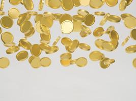 gouden munten met dollarteken vallen of vliegen geïsoleerd op een witte achtergrond. jackpot of casino zak concept. 3D-rendering. foto