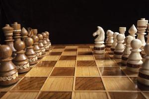 schaak Aan een donker achtergrond. een puzzel spel met lastig combinaties dat vereist: planning en denken. foto