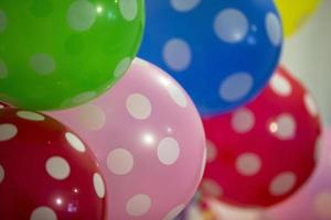 achtergrond opblaasbaar kleurrijk ballonnen met polka dots foto