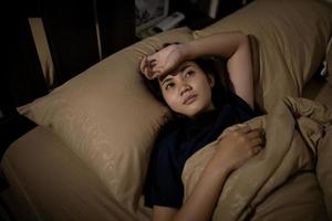 jong Aziatisch vrouw kan niet slaap slapeloosheid laat Bij nacht. kan niet slaap. slaap apneu of spanning. slaap wanorde concept. foto