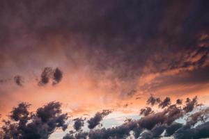 prachtige zonsonderganghemel boven wolken met dramatisch licht. foto