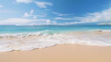 zanderig strand met wazig blauw oceaan. foto