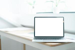 mockup beeld van laptop Aan hout tafel met uitrusting van de mobiel toepassing grafisch ontwerper, mockup concept foto