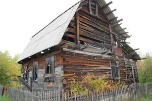 oud houten verlaten huis in de platteland foto