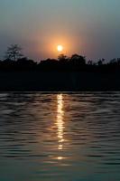 einde van de middag, natuur, landschap foto van een rivier- Bij zonsondergang