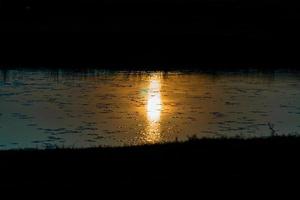 einde van de middag, natuur, landschap foto van een rivier- Bij zonsondergang
