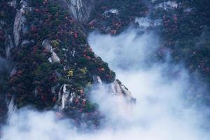 huashan berg. de hoogste van China vijf heilig bergen, gebeld de west berg, wel bekend voor steil paden, adembenemend kliffen en groots landschap foto