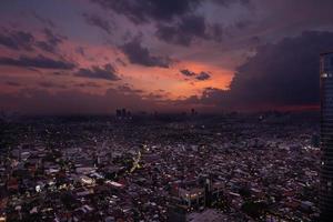 Surabaya stad visie van de top Aan zonsondergang foto