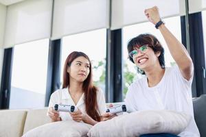 getrouwd leven, paar bonding over- video spellen in hun leven kamer foto