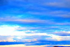 blauw lagen van wolken foto