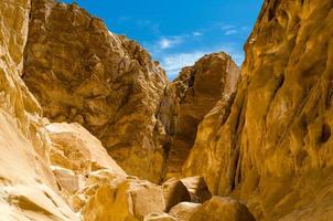 rotsachtige woestijn met blauwe lucht foto