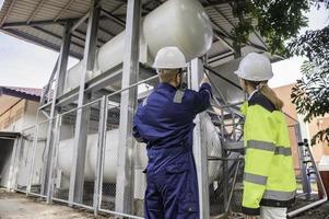 ingenieurs werken om vloeibaar helium te houden, preventief onderhoudsschema te controleren, mensen in Thailand, technici en ingenieurs bespreken samen werk. foto