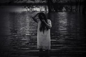 portret van Aziatisch vrouw maken omhoog geest gezicht Bij de moeras, verschrikking in water scène, eng Bij rivier, halloween affiche, thailand mensen foto