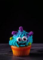 grappig koekje voor kinderen Aan donker achtergrond met kopiëren ruimte. gelukkig verjaardag, halloween nagerecht. kinderen feest. leeg ruimte voor tekst. ansichtkaart, groet kaart ontwerp. monster muffin. generatief ai. foto