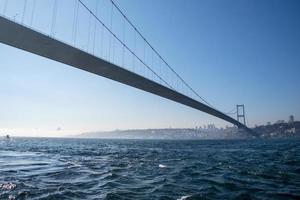 de Bosporus brug aan de overkant de zeestraat Aan een zonnig en mistig dag. foto