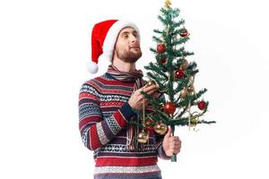 vrolijk Mens in een de kerstman hoed Kerstmis decoraties vakantie nieuw jaar geïsoleerd achtergrond foto
