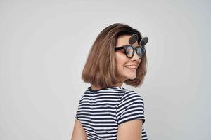 vrolijk modieus vrouw in gestreept t-shirt bril poseren zomer foto