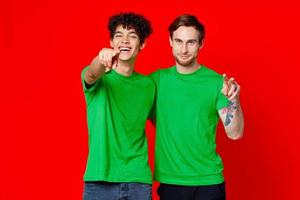 twee vrienden knuffelen in groen t-shirts vriendschap team communicatie foto