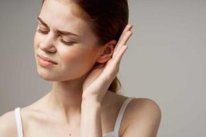 ziek vrouw oor pijn otitis media Gezondheid problemen infectie studio behandeling foto