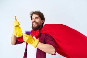 Mens rood regenjas professioneel schoonmaak wasmiddel huiswerk foto