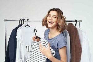 mooi vrouw kleren hanger boodschappen doen geïsoleerd achtergrond foto