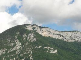 uitzicht op de bergen vanaf het meer van annecy in frankrijk foto