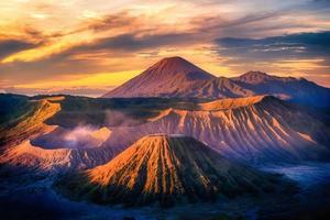 monteren bromo vulkaan Bij zonsopkomst met kleurrijk lucht achtergrond in bromo tengger semeru nationaal park, oosten- Java, Indonesië. foto