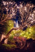 wit pagode in phra Nakhon khiri historisch park met verlichting Bij nacht, phetchaburi, Thailand. foto