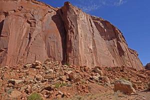 glad rots kliffen in een woestijn Ravijn foto