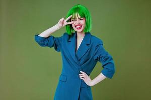 mooi modieus meisje pret gebaar handen groen haar- mode studio model- ongewijzigd foto