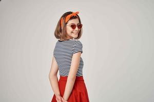 mooi vrouw vervelend zonnebril modern stijl en zomer mode poseren foto