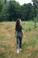 vrouw buitenshuis wandelen veld- groen bomen zomer foto