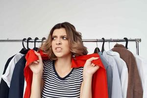vrouw kleren hanger boodschappen doen geïsoleerd achtergrond foto