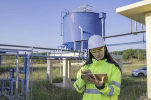 milieu-ingenieurs werken bij afvalwaterzuiveringsinstallaties, vrouwelijke loodgieter technicus werken bij watervoorziening foto