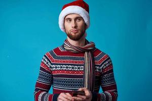 knap Mens met een telefoon in hand- vakantie Kerstmis technologie studio poseren foto