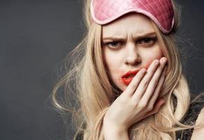 dronken blond slaap masker uitstrijkjes lippenstift allemaal over- haar gezicht foto
