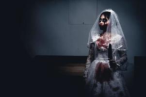 halloween festival concept, Aziatisch vrouw bedenken geest gezicht, bruid zombie karakter, horror film behang of poster foto