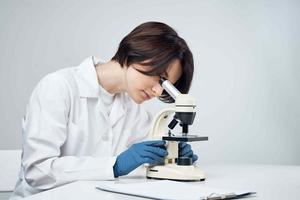 vrouw wetenschapper laboratorium microscoop biotechnologie Onderzoek foto