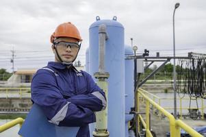 water fabriek onderhoud technici, mechanisch ingenieurs controleren de controle systeem Bij de water behandeling fabriek. foto