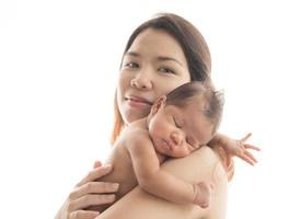 jonge mooie moeder en haar pasgeboren baby foto