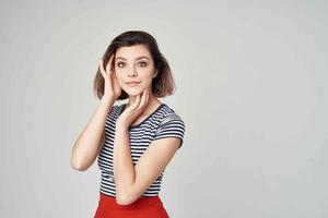 vrouw in een gestreept t-shirt rood rok bijgesneden visie aantrekkingskracht foto