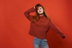 mooi vrouw in rood trui poseren studio geïsoleerd achtergrond foto