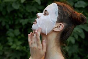 portret van een meisje wit masker buitenshuis kant visie naakt schouder kaal schouders foto