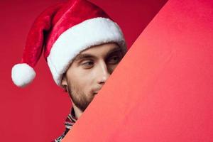 emotioneel Mens in een Kerstmis rood mockup poster studio poseren foto