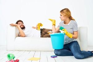 Mens en vrouw het wassen huishouden klusjes levensstijl benodigdheden foto